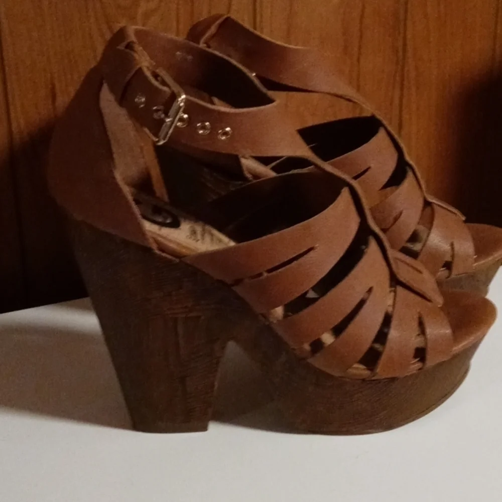 Guess platform sandal tan 8 with a 5